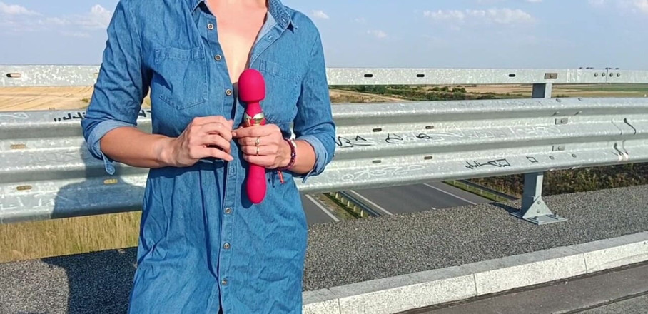 JonDickFlash: Masturbación en una calle ocupada completamente desnuda