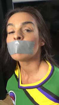 Femeie latino în: Hockey Echipa membru înregistrat până la un scaun și căluș bandă! (4k)