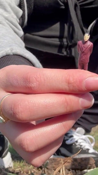 Jätte trädgårdsarbete blivit vild hon planterar en liten man