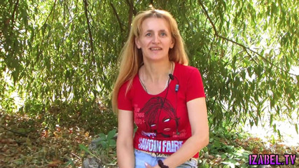 Izabel tv: Une femme mature montre ses seins dans la nature