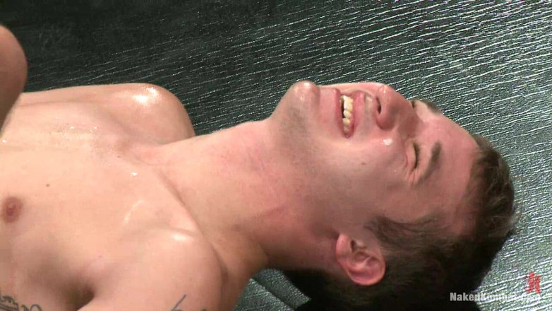 Naked Kombat: Drake Jaden vs Krist jouit