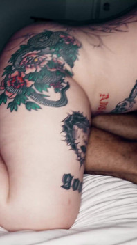 Goldene Duschen, Zungenanal, Creampies und Gesichtsbesamung für tätowierte dralle brünette