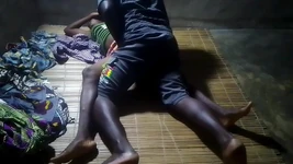 Une fille offre du sexe à son propriétaire pour des raisons de loyer non payé