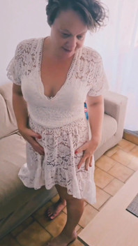Elle a Pas De Culotte. Et Oui J'aime Me Balader Sans Culotte Le Vent Frais Qui Rafraichit Ma Chatte Humide