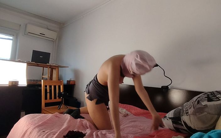 Amateur_MS: Любительська дружина пестить пальцями пизду, має оргазм. Волохата пизда латини, великі цицьки.