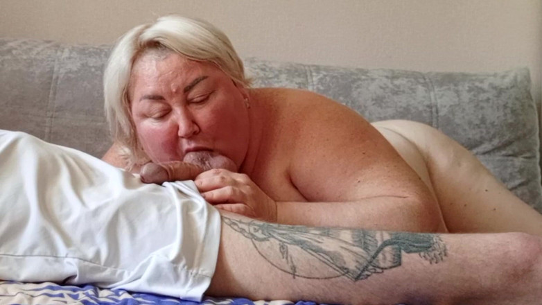 Zona901: Он пришел к мастурбающей соседке и позволил ей пососать его член