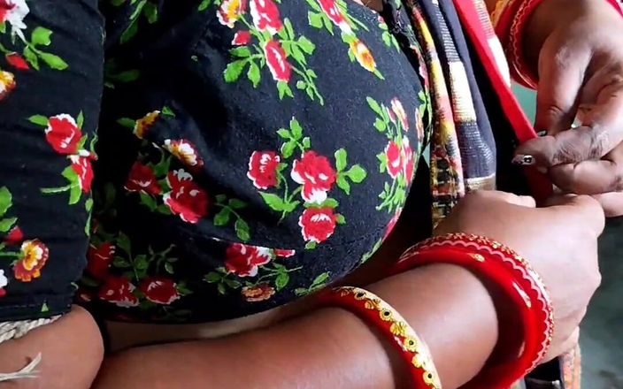 Hot bhabi: Indická tetička Payal mění sárí