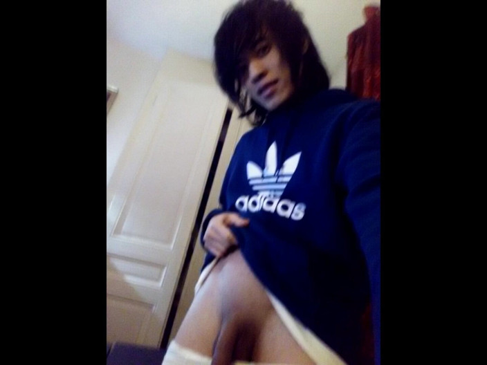 Jon Arteen: Sevimli yüzlü genç twink (18+), emo saç kesimi, mavi adidas trefoil...