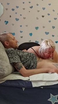 Blowjob sebelum pancutan mani daripada ibu tiri