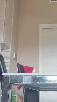 Ragazza sexy in cucina senza mutandine