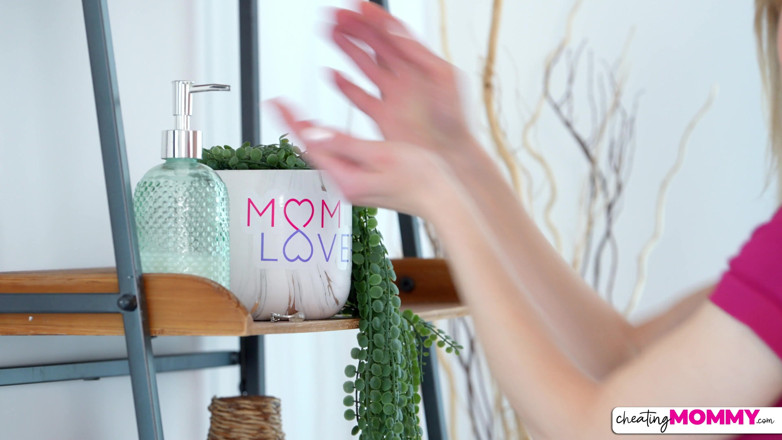 Cheating Mommy: Stepmoms Hot Massage - S2e7
