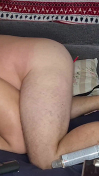Orta yaşlı seksi kadın ateşli seksin tadını çıkarıyor ve bolca mastürbasyon yapıyor