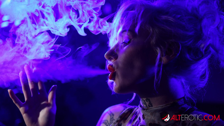 Alt Erotic: Kitty Quinn kouří svou noc pryč v Smoked Out Blondie