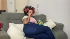 Cutiepiie Chubby: Bbw che scoreggia e viene sborrata mentre guardo la TV