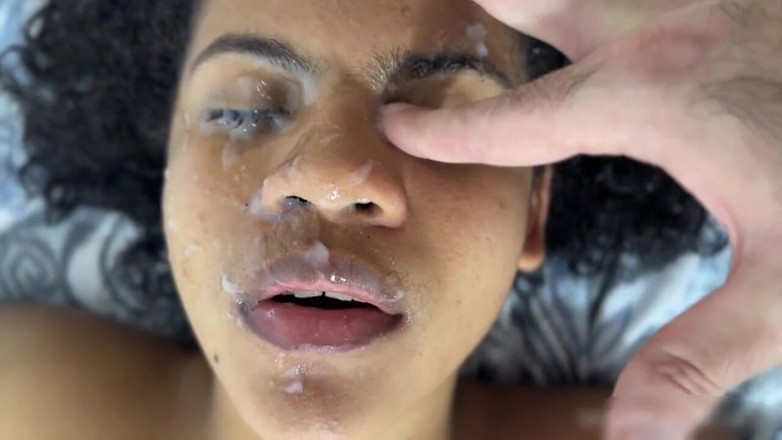 Igotthesauce: นมใหญ่สาววัยรุ่นโดนเย็ดปาก กลืนน้ำปัสสาวะ แล้วโดนแตกคาปากถ้วย!