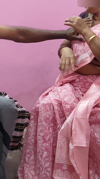 Makcik Tamil sedang duduk di atas kerusi dan bekerja, saya dengan lembut mengusap pehanya dan menghisap begitu banyak tetek dan berkongkek panas dengannya