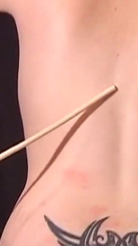 Wytatuowana dojrzała milf znosi surową dyscyplinę chłosty