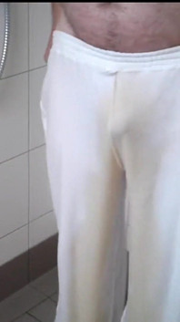 01 - Pișare în pantaloni de pulover alb