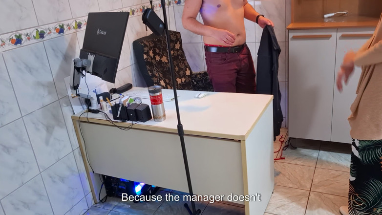 Gabi SweetCouplesStories: 직원에게 옷을 벗고 엉덩이를 빨도록 명령하는 여성 상사