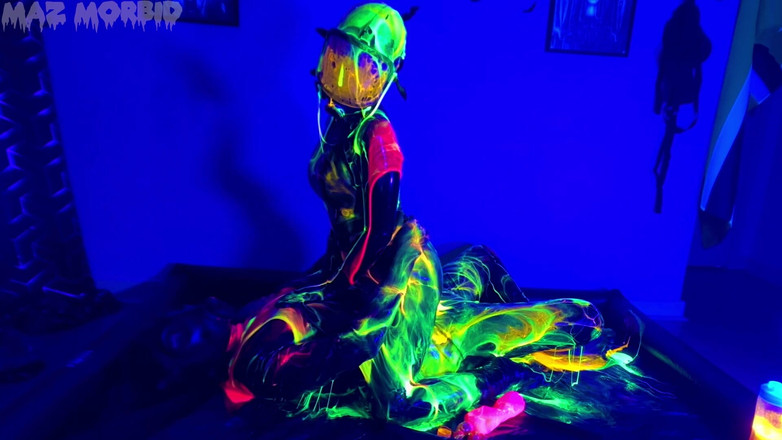 KinkyFemdomTV: Uv nass und schmutzig gimpy Gasmasken-spaß mit Patricia