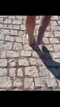 Moranguinho mergând desculță pe stradă - partea 1