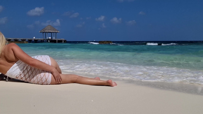TheloveStory: Ragazza sexy all'aperto senza mutandine culo caldo