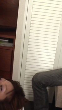 Japanse man kijkt toe hoe het harige poesje van zijn vrouw wordt geneukt door een andere man - cuckold bank creampie