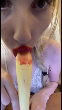 Elza succhiata con il dildo e sborra