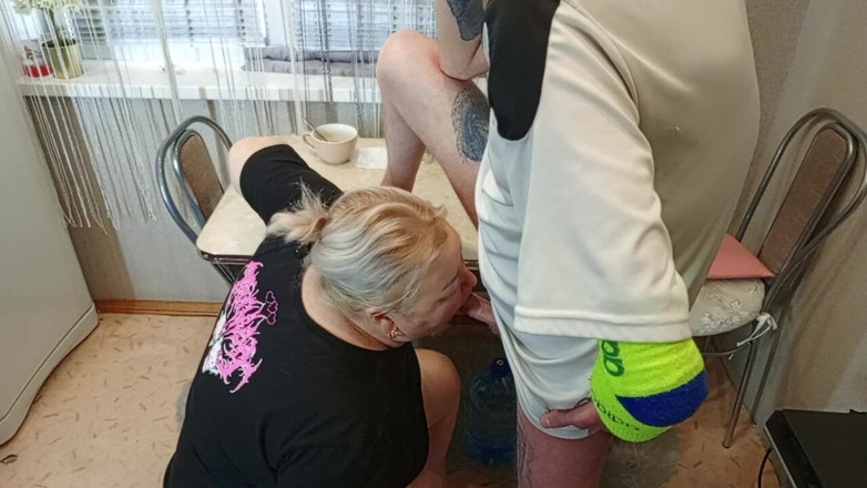 Zona901: Odpoledne šukám souseda do pusy v kuchyni a stříkám