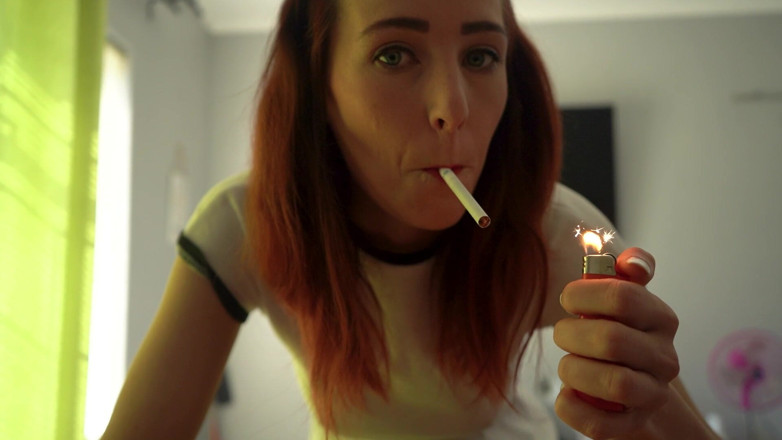 Alicia Robertz: Fumer en suçant une bite - avalage de sperme