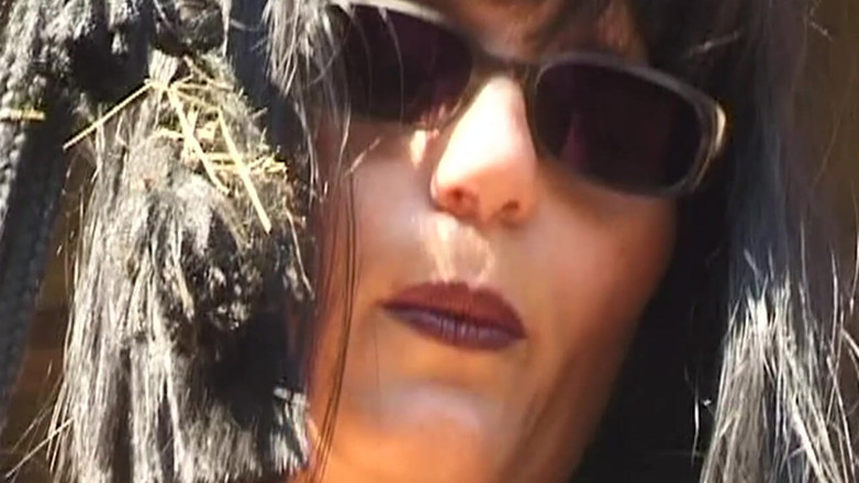 Bangora MILFs: Gefesselte brünette MILf, geteilt von zwei maskierten hengsten