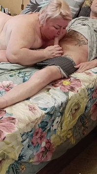 Mama mea vitregă cu țâțe mari îmi suge pula și ejaculează