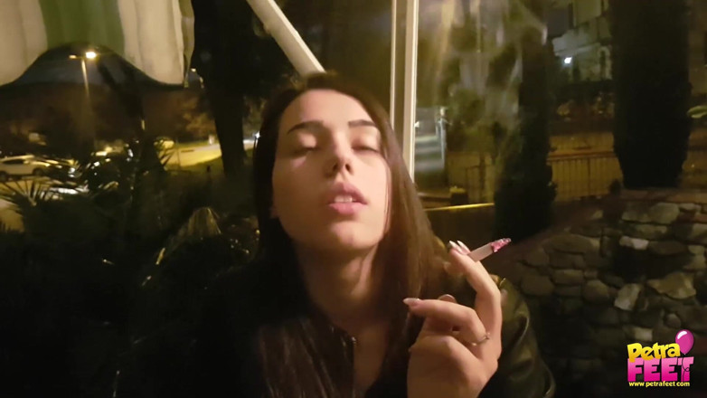 Smokin Fetish: 喫煙と足フェチで屋外とかわいい十代