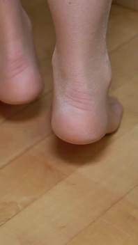 격자 무늬 미니 스커트와 부드러운 스웨이드 부츠 - 나일론 애타게