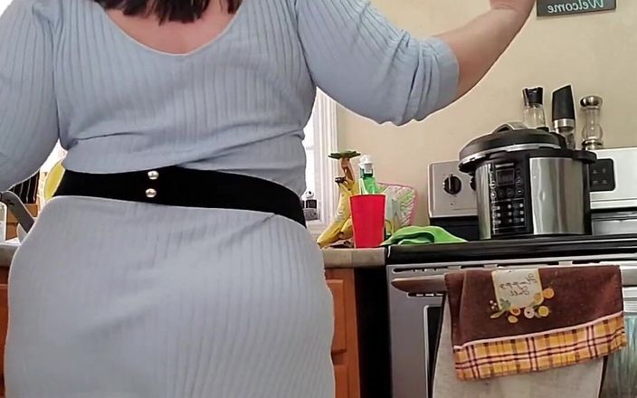 KinkyKatie: Miluji tanec při úklidu! Můžeš to říct?