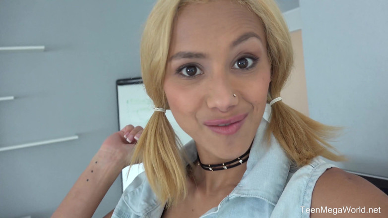 Teen Mega World: Une blonde avec une caméra