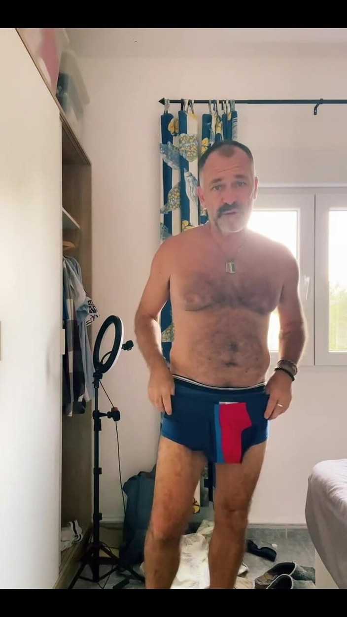 Daddybearvlc: 당신이 보낸 Speedos에 시도!! 익명으로 유지하고 싶었지만 당신이 누구인지 알고 있습니다. 자지를 빠는 거유 밀프