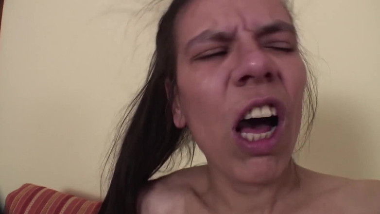 Mature Climax - 100% Mature Videos: O matură păroasă își întinde picioarele pentru o pulă tare