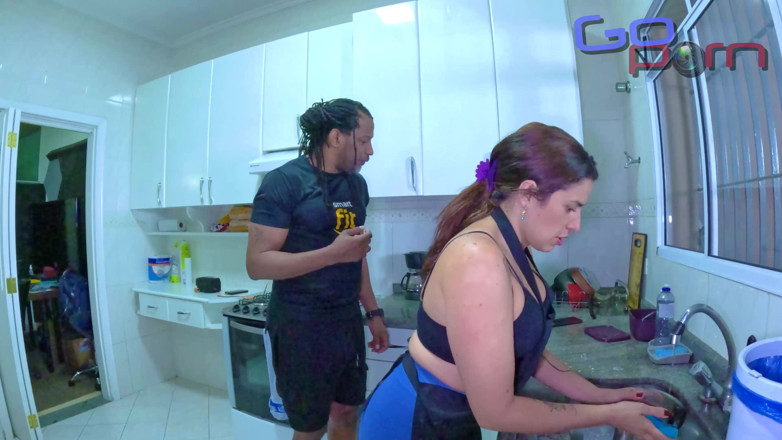 Go Porn: Pembantu rumah cuba menggembirakan orang Amerika itu dan menidurinya panas...