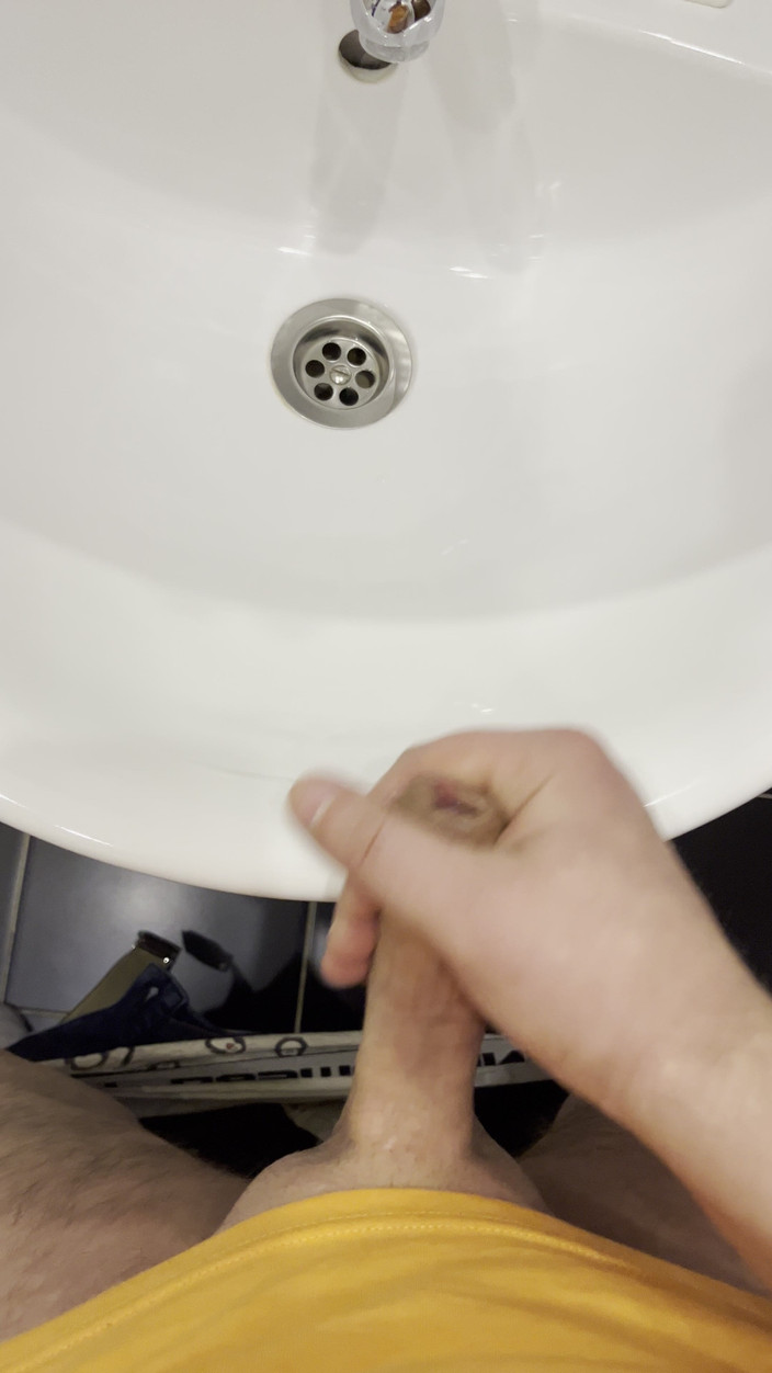 Young cum: Pria itu masturbasi di kamar mandi dan, merekam semuanya dari...