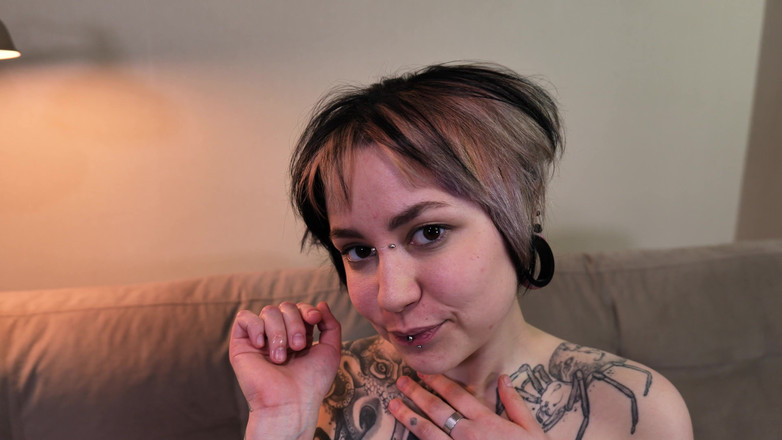 LoveHomePorn: Baculatá potetovaná dívka masturbuje