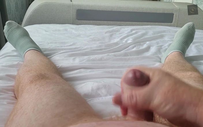 Daddysmudge: パパは彼の朝の木材を手ずねり、絶頂します