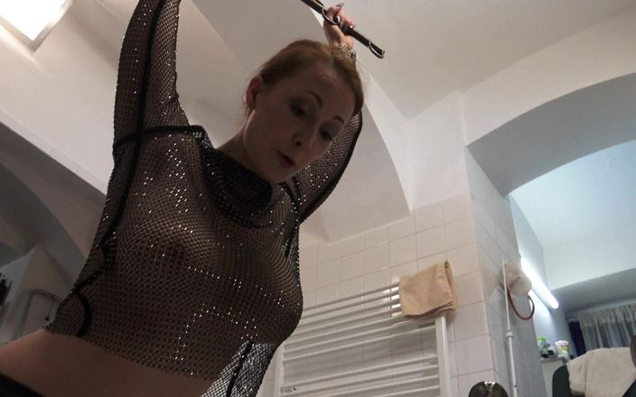 Femdom Austria: टेनिस गेंदों के लिए बाहर देखो!