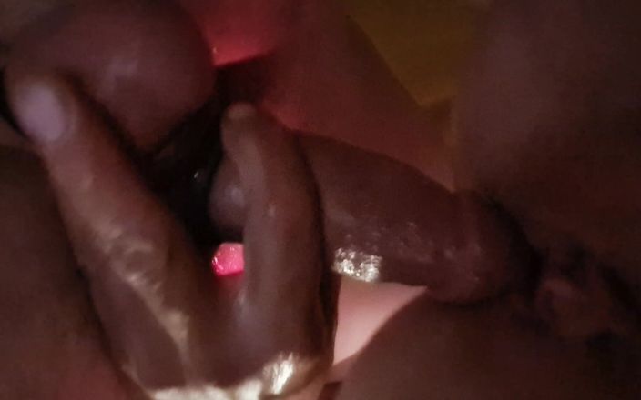 Fresh squeezed pussy juice: Buceta esguichando de quatro