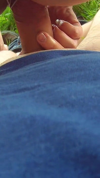 Scopata all'aperto con un gran culo di miLF in pantaloncini di pelle