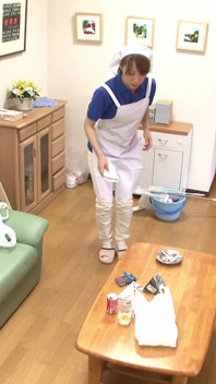 Even if He Has a Broken Arm, This Lucky Man Knows How to Properly a Nurse.