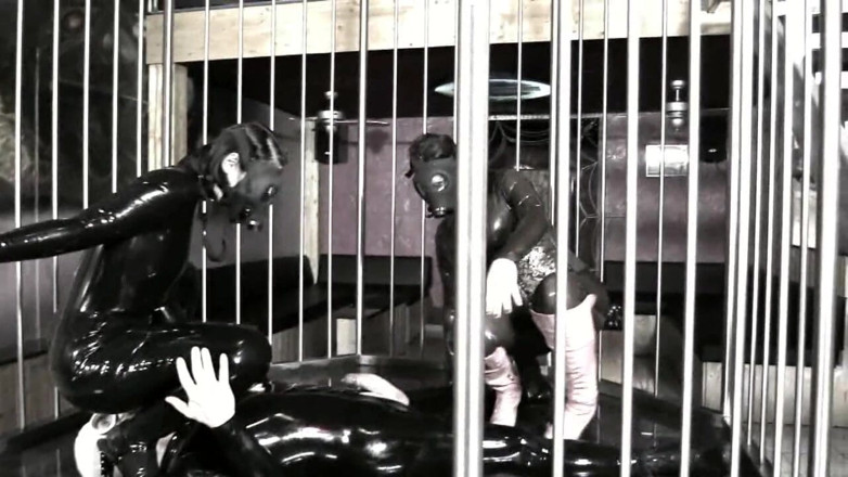 Lydia Privat: Latex la cage