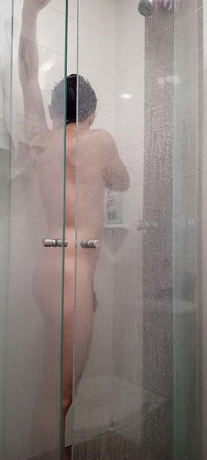 Diego_latinboy: Ducha gym dengan memek berbulu lagi asik ngocok kontol sampai...