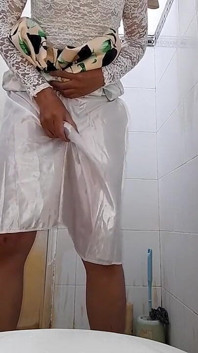 Air kencing dan aliran sperma membasahkan skirt satin crossdresser