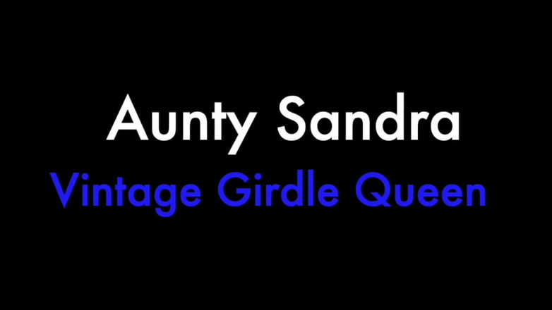 Aunty Sandra vintage girdle queen: Tia Sandra colocando seu bronzeado
